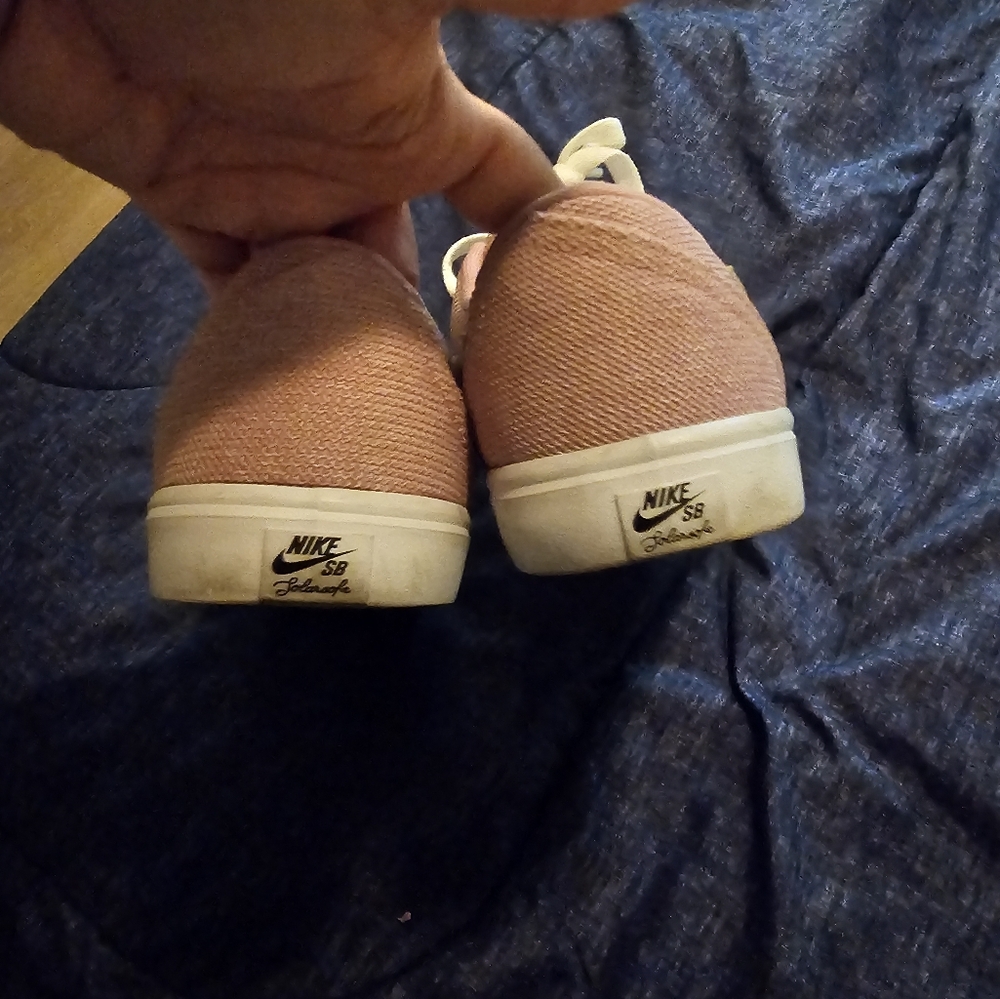 Pink nikes - Picture 3 of 5